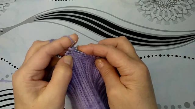 Весенняя шапка спицами.