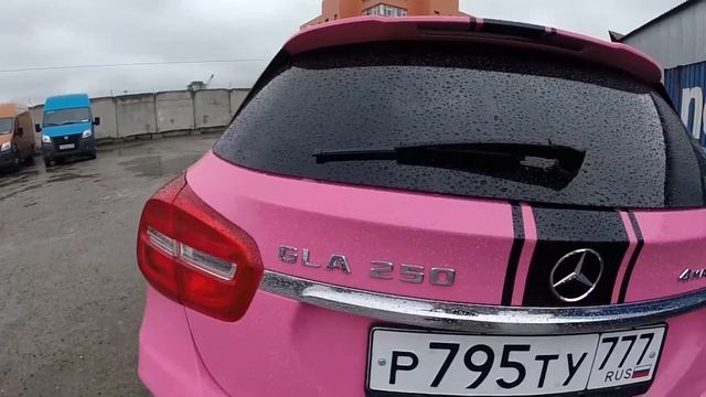 Mersedes GLA250 в розовой глянцевой пленке. Оклейка с проемами.