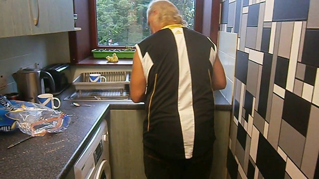 Forfar Man Shrinks His Wheelie Bin смотреть онлайн