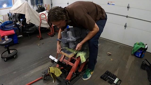 PAINTING A MOTORCYCLE ENGINE - CAFE RACER BUILD SUZUKI GS500 смотреть онлайн