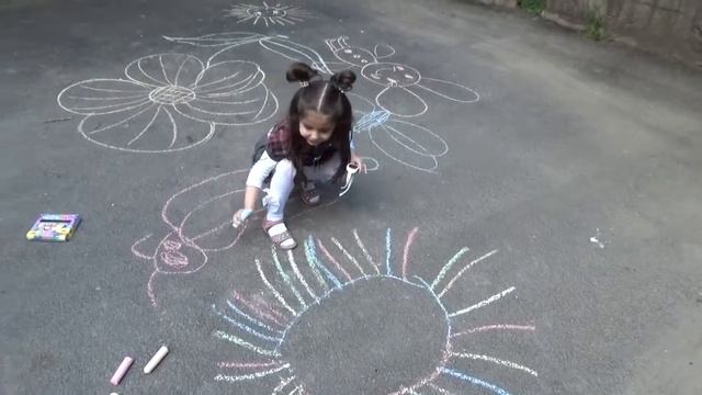 Рисуем Мелками на асфальте! Drawing on Asphalt. Видео для детей... смотреть онлайн