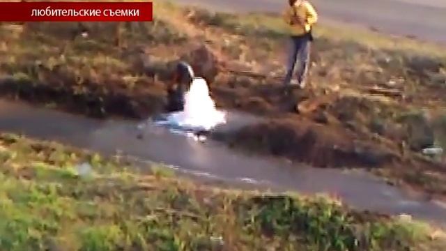 Пожарные сорвали гидрант на водопроводе в Падуне смотреть онлайн