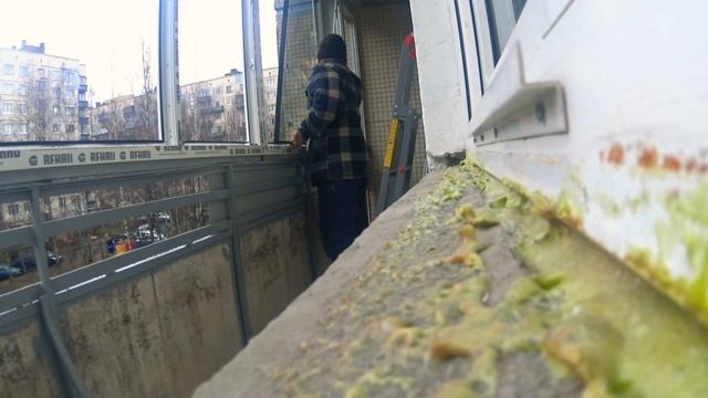 Шестиметровый балкон с крышей и отделкой под ключ. С утеплением. День 2. смотреть онлайн