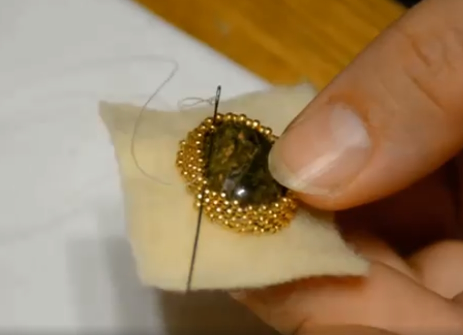 Как сделать оправу для кабошона бисером. Оплетение кабошона на тканевой основе. смотреть онлайн