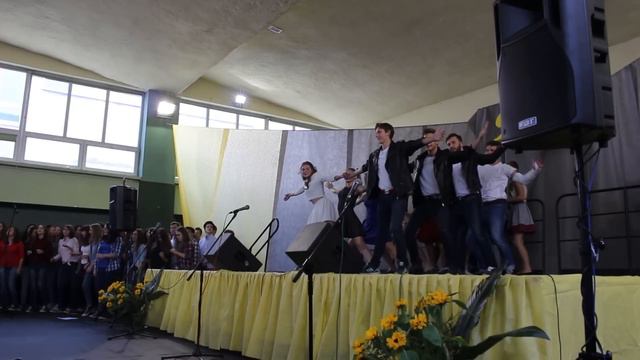 Czerwone Gitary "Nie zadzieraj nosa" - chór + tancerze смотреть онлайн
