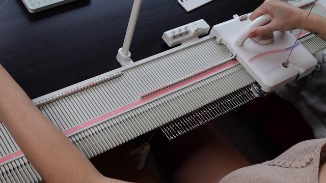 Машинное вязание. Как связать образец на вязальной машине LK-150. смотреть онлайн