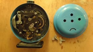 Будильник Янтарь, 4 камня. Механический часовой механизм у будильника