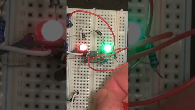 555 Timer Duel Flashing LEDs смотреть онлайн