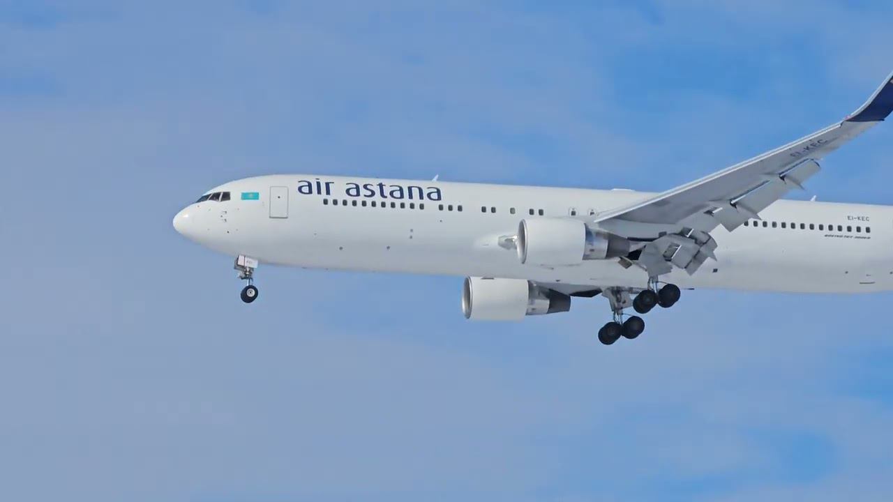 Landing at Astana airport. #airastana #boeing767 #boeing757 #Boeing747 #ssj100 #airport смотреть онлайн