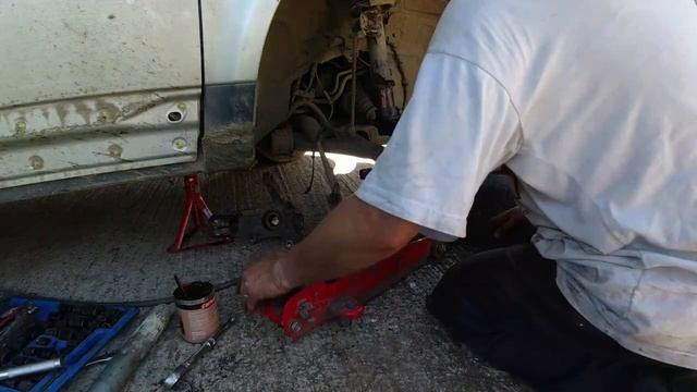 Freelander 2 Episode 2 - Rear and Front Wheel bearing rebuild - Parental warning смотреть онлайн