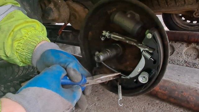 як поміняти трос ручного тормоза renault kangoo,регулюємо "ручник" смотреть онлайн