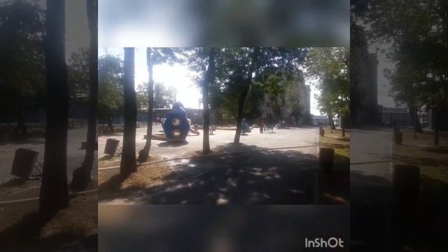 Old monument and old park. смотреть онлайн