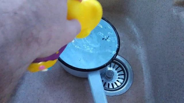 Стоит ли купать детей с резиновыми игрушками? смотреть онлайн