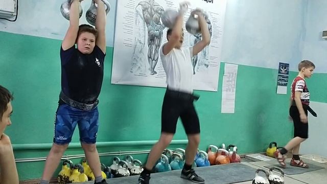 Гиревой спорт.В конце тренировке Толчок длинный подход с лёгкими гирями. смотреть онлайн