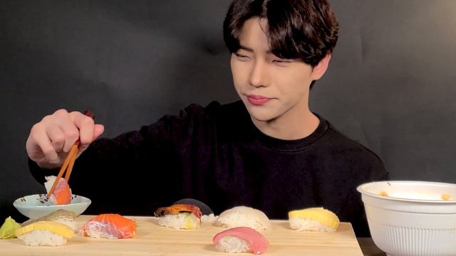 SUB)모듬초밥 먹방 (ft.육개장 컵라면)은행골 연어 참치 간장새우 광어 장어 ASMR MUKBANG Korean Eating Show Sushi 寿司 gỏi cá ซูชิ смотреть онлайн