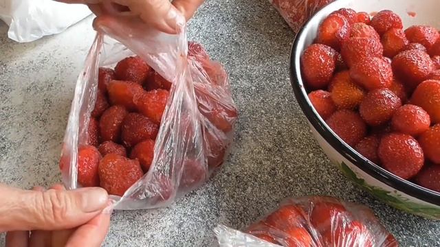 ЗАМОРОЗКА КЛУБНИКИ НА ЗИМУ Один из самых удачных способов заморозки смотреть онлайн