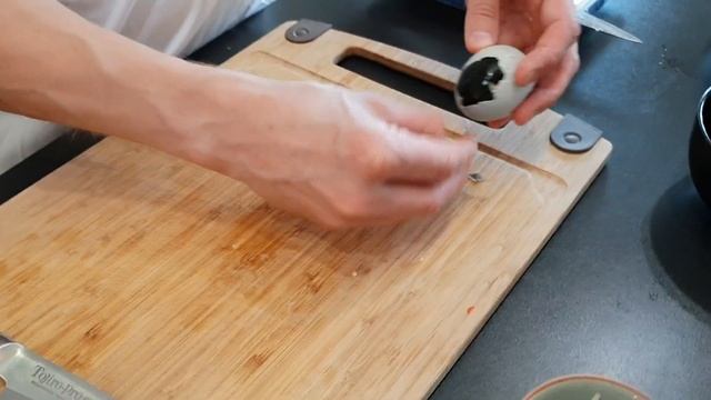 Столетние черные яйца с тофу смотреть онлайн