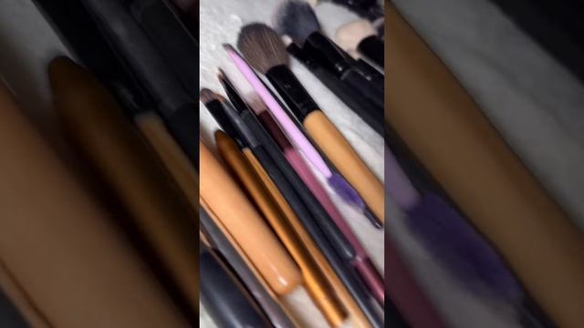 ШОКИРУЮЩЕЕ ЧИСЛО КИСТЕЙ ДЛЯ МАКИЯЖА смотреть онлайн