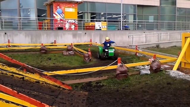 Кирилл 5 лет на цепях по грязи квадроцикл бензин смотреть онлайн