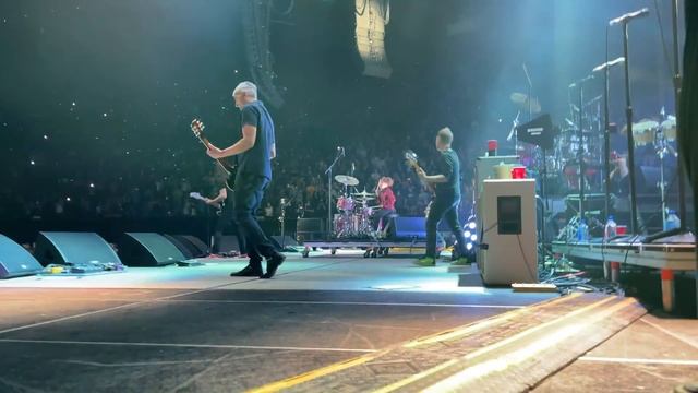 Live Performance Dave Grohl and Nandi Bushell at The Forum LA jamming Everlong with Foo Fighters смотреть онлайн