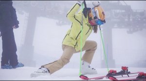 Парочка катается на горных лыжах в тумане / a couple skiing in heavy fog