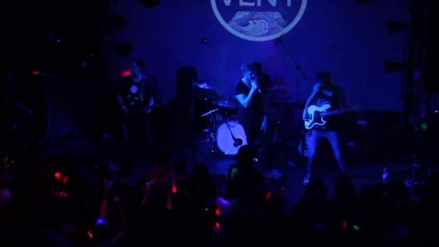 VLNY - Танцы в темноте (Live Zvezda Samara 11.12.2015) смотреть онлайн