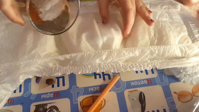 Памперс челлендж. Бегемоты едят шоколадные шарики и писают в памперс. смотреть онлайн