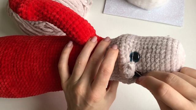 Дед Мороз крючком из плюшевой пряжи. Мастер-класс. Часть 2 смотреть онлайн