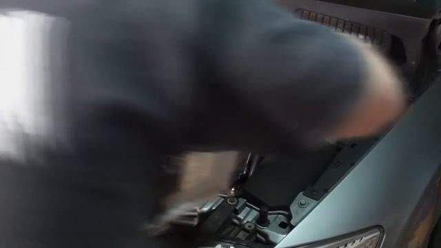 Replacing your car battery (Ford Mondeo Mk4 2007 onwards) смотреть онлайн