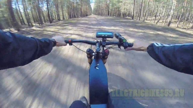 Скоростная прогулка по песчаным лесным тропкам на электровелосипеде смотреть онлайн