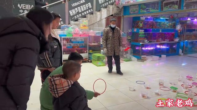 儿子马上开学了，小敏带俩兄弟去理发，路上还玩起了打雪仗 смотреть онлайн