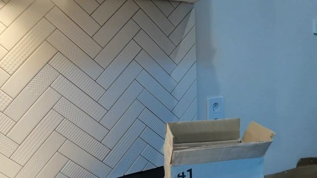 Керамическая плитка с 3д эффектом! Красивый фартук кухни ёлочкой из 4 видов плитки. смотреть онлайн