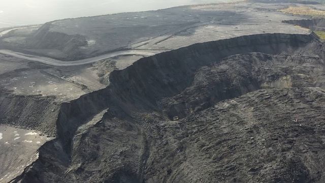 С высоты птичьего полета сняли огромный сошедший грязевой сель вблизи села Елбаши от Сибантрацит смотреть онлайн