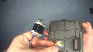 Кнопка открывания багажника на шевроле кобальт.