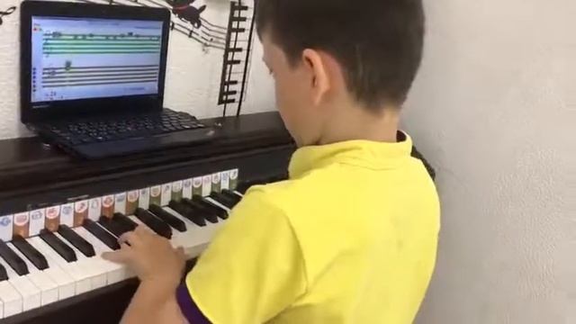 Soft Mozart Илья ,9 Сольфеджио Ми минор Перепелка левая рука наизусть смотреть онлайн