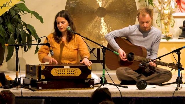 Om Tare Tuttare Ture Soha | Tara Mantra | Buddhist Chant by Anjali and Simon смотреть онлайн