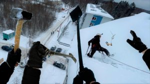 Удаление сосулек и наледи с крыши промышленными альпинистами