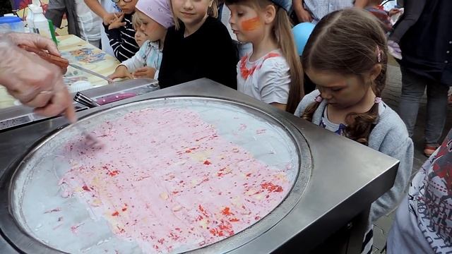 ВЛОГ Едим Жареное Мороженое! Как Делают Жареное Мороженое/ Видео для Детей! Vlog Fried ice cream смотреть онлайн