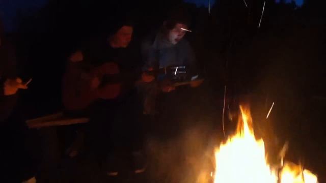 поем The Vaccines у костра