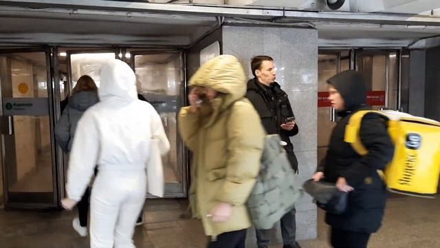 Ух ты! Певец в метро Аэропорт. Музыка в метро. Москва. Весна. 2022 год. смотреть онлайн