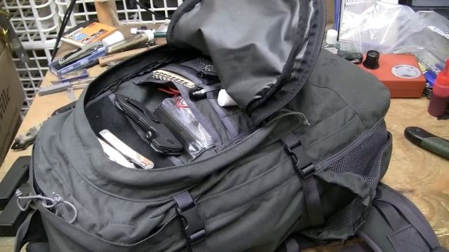 Want to carry a AA battery Flashlight, does it work.... смотреть онлайн
