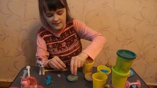 ГОТОВИМ ТОРТ ИЗ ПЛАСТИЛИНА ПЛЕЙ ДО ДЛЯ ПОНИ РАРЕТИ . MY LITTLE PONY. PLAY-DOH. смотреть онлайн