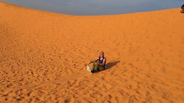 Nous glissons dans les dunes à Mui Ne смотреть онлайн
