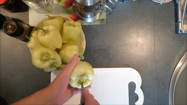 Болгарский перец фаршированный фаршем и рисом с овощами.