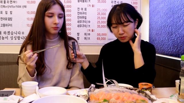 Кореянка учит есть ЛИЧИНКИ, ЖИВЫХ ОСЬМИНОГОВ и др. СТРАННУЮ КОРЕЙСКУЮ ЕДУ / ft. Чериш смотреть онлайн