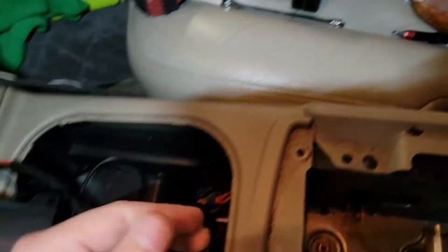 2003-2006 Chevy/GMC bose amplifier removal смотреть онлайн