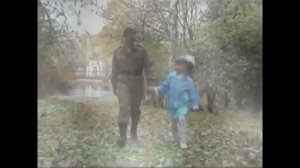 ♫♪Голубые береты► -дочка с папой говорит у портрета стоя