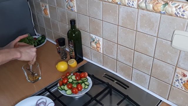 Тёплый салат с говядиной и свежими помидорами ? с огурцами смотреть онлайн