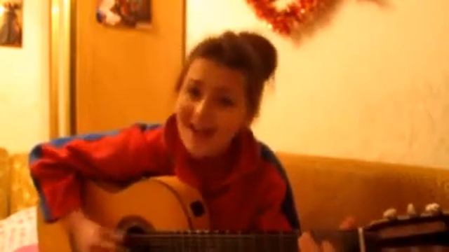 Девушка очень красиво играет на гитаре и поет Еще одна новая песня смотреть онлайн