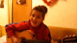 Девушка очень красиво играет на гитаре и поет Еще одна новая песня